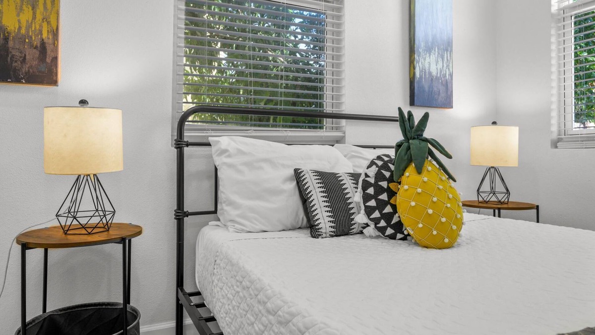 Gillespie Park Apartment | Pineapple Paradise #3 13 min to Beach Fire Pit