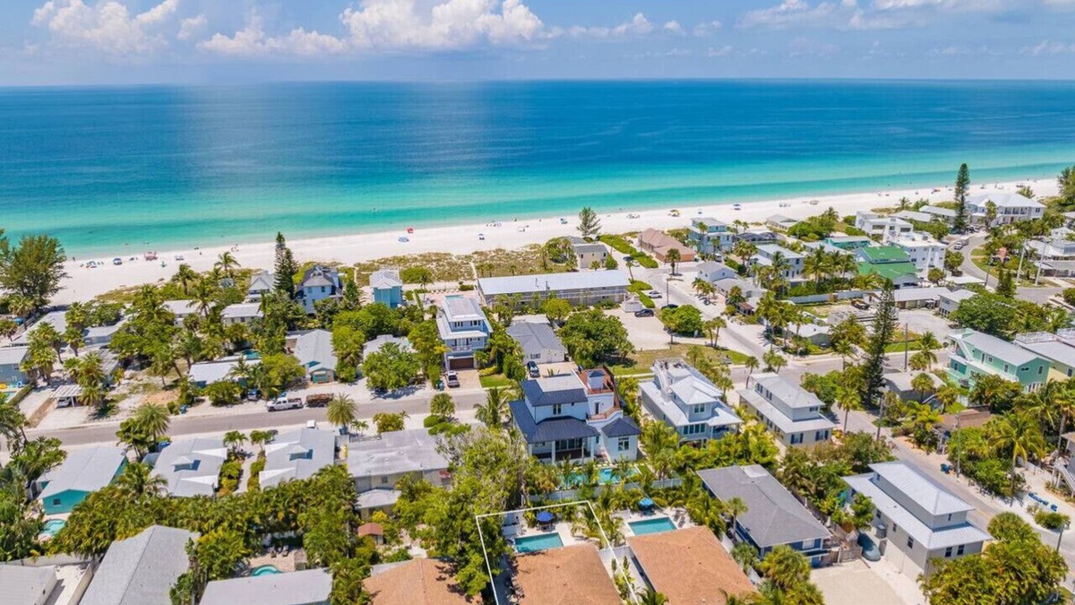 Ilexhurst House | Pineapple Paradise! 1 block to Beach access!