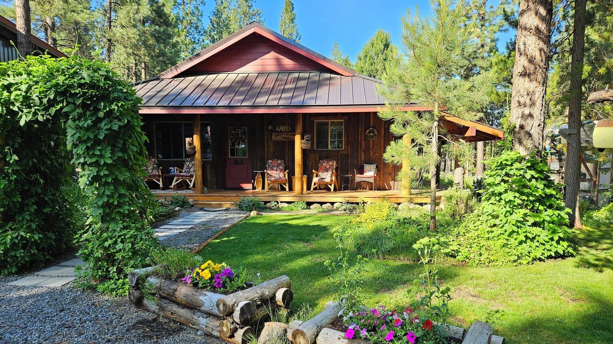 La Pine Cabin | Pinecone Cabin, Couples Retreat, hot tub, pet friendly, private!