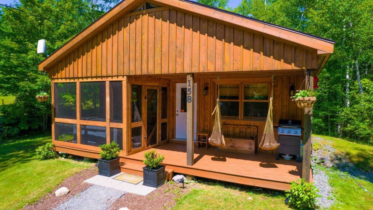 Smiths Corner Cottage | Pinecone Cottage Hot Tub & Projector at Falls Lake