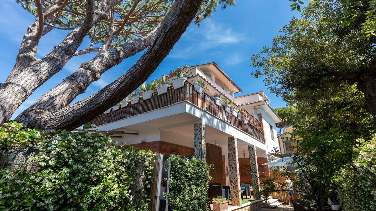 Fregenae Villa | Pinewood House, villa in Fregene 2 steps from the sea, and 40 minutes from Rome