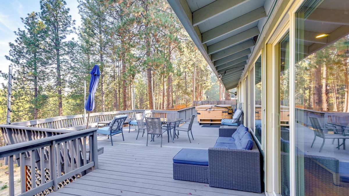 Deschutes River Woods Cabin | Ping-Pong & Private Hot Tub: Family Cabin in Bend!