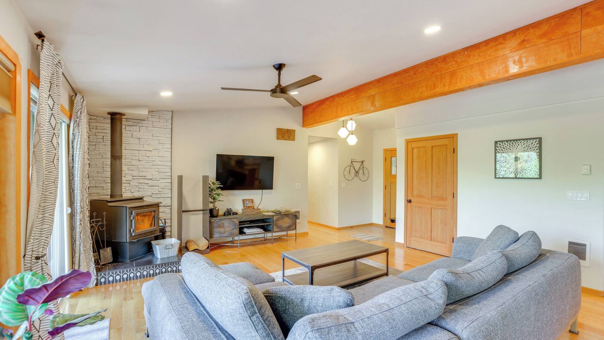 Deschutes River Woods Cabin | Ping-Pong & Private Hot Tub: Family Cabin in Bend!