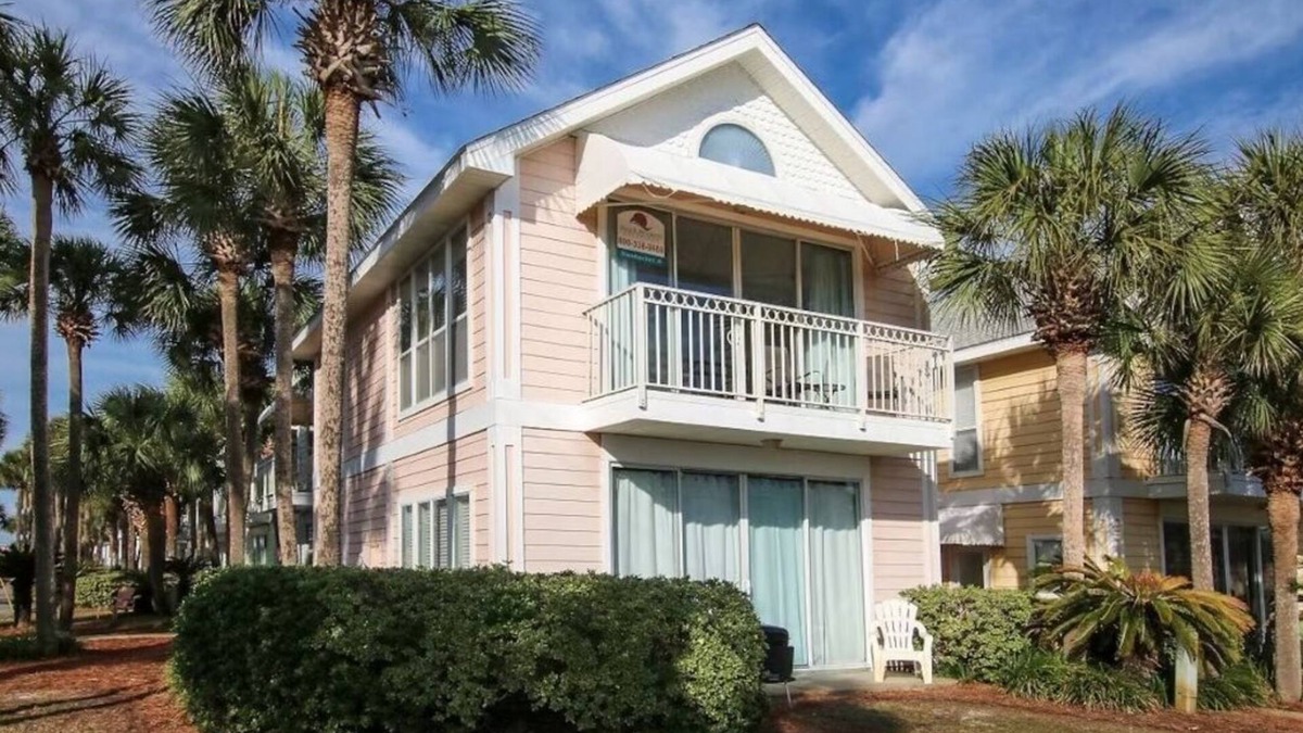 Crystal Shores Apartment | Pink Beach View Home Upper Base - 3 Min Walk to Beach