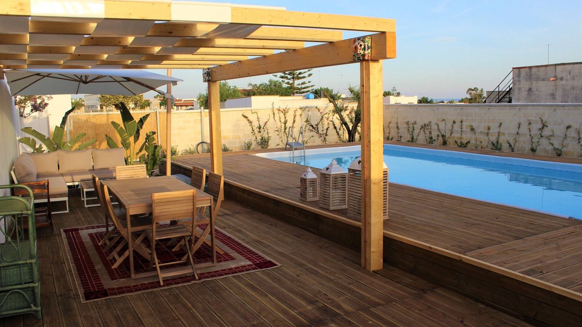Torre Lapillo Villa | Pink Cottage. Finely furnished studio apartment with garden, patio and pool.