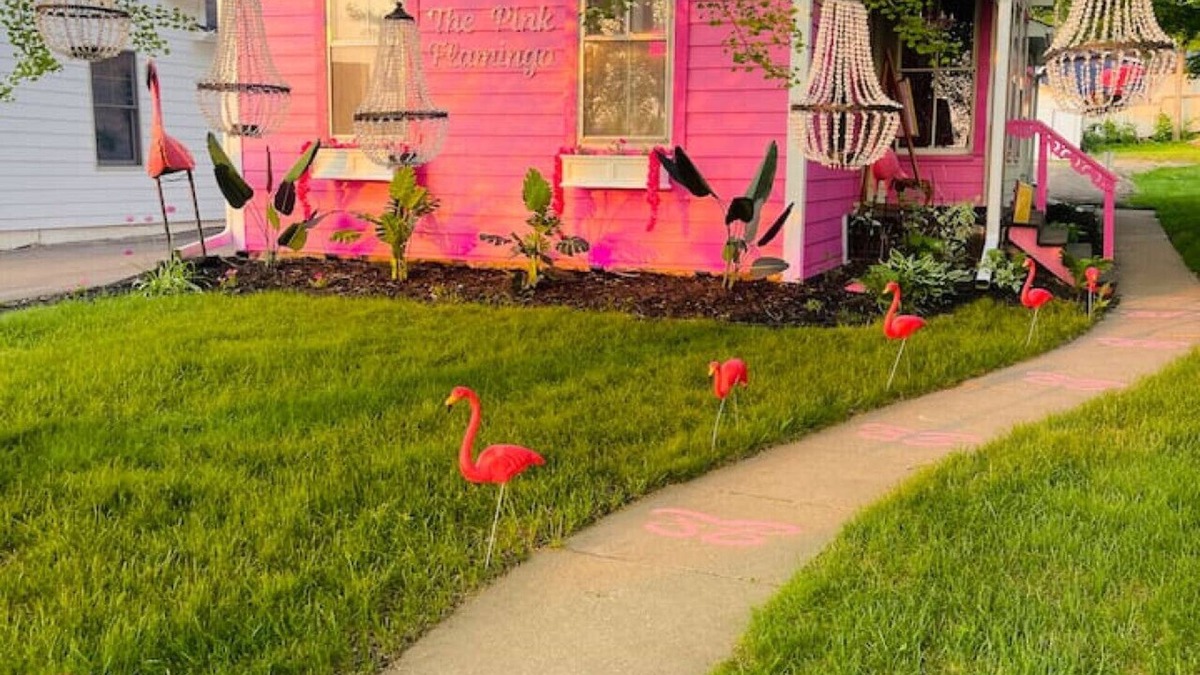 Hudson House | Pink Flamingo Downtown Hudson w/hottub