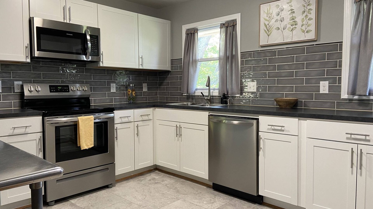 Pinnacle House | Pinnacle Cottage - 2 bedroom/1.5 bath - near Pilot Mountain State Park