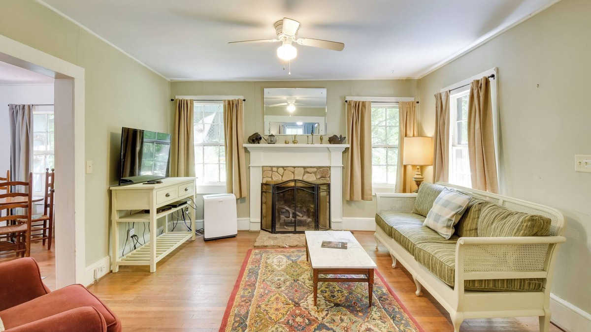 Rocky Bottom Cottage | Pinnacle Mountain Falls: Sunset Cottage w/Deck