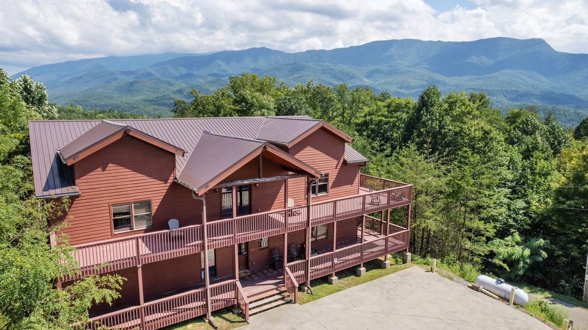 Pittman Center Cabin | Pinnacle Pool View Lodge: The Ultimate Vantage Point for Fun and Relaxation!