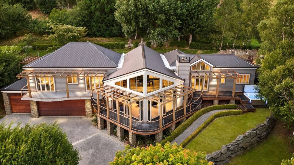 Lower Shotover Villa | Pinnacle Villa by MajorDomo - Retreat with Hot Tub