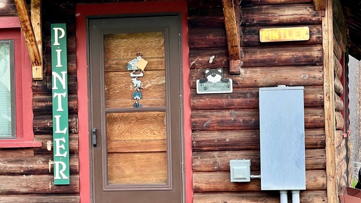 Seeley Lake Cabin | Pintler @ Seven Timbers-cozy cabin in beautiful setting with view of the lake