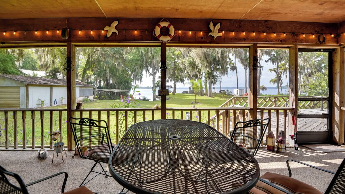 Welaka House | 'Pirate Cove' Home in Welaka: Dock & River Access!