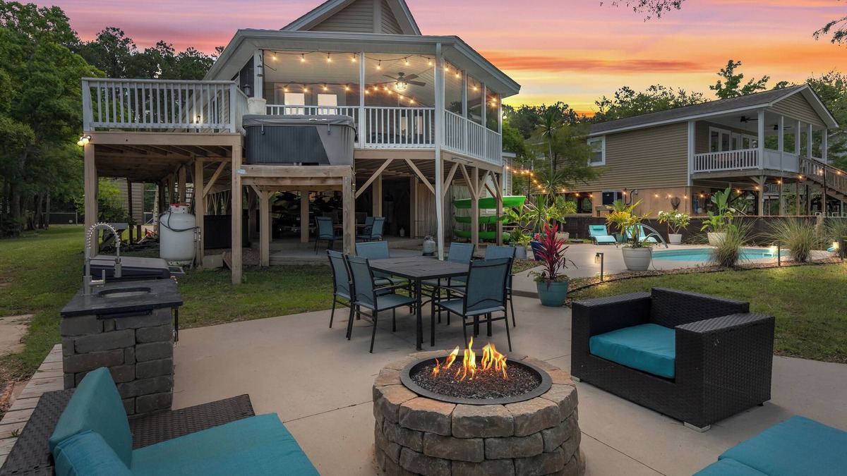 Conway House | Pirate's Cove Bungalow ! Boat ramp Hot Tub Pool Firepit! Close to CCU! Secluded!