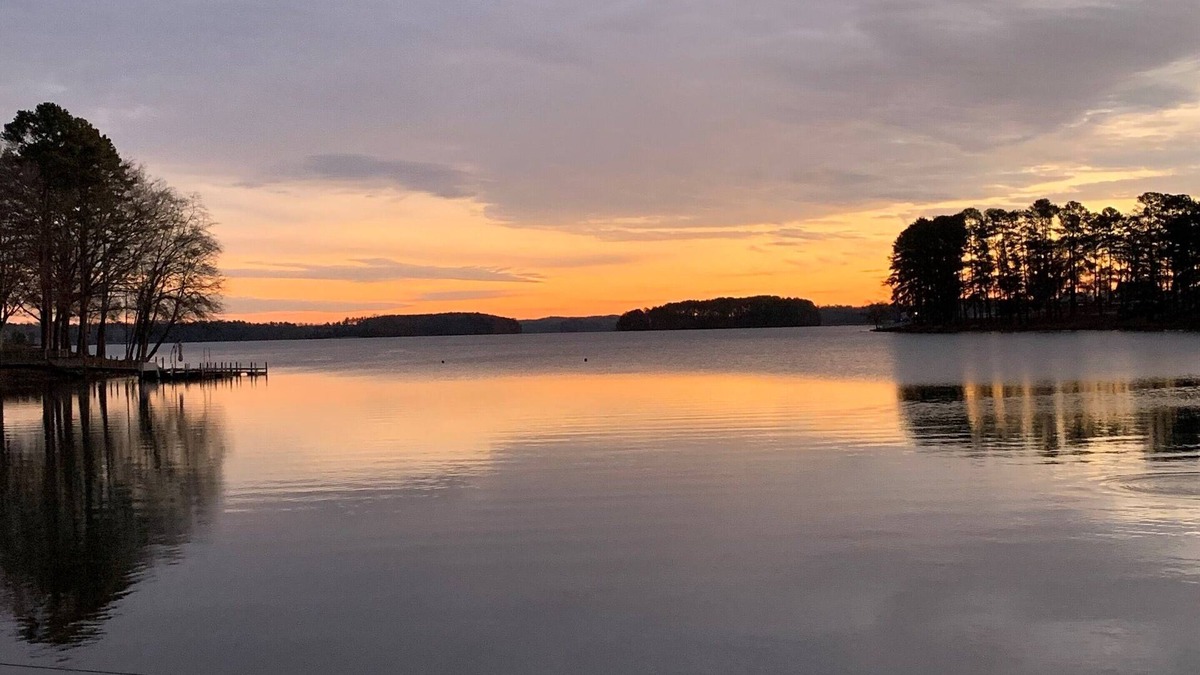 Normandy Shores House | Pirate's Retreat -Beautifully renovated lake home with Dock minutes from Clemson