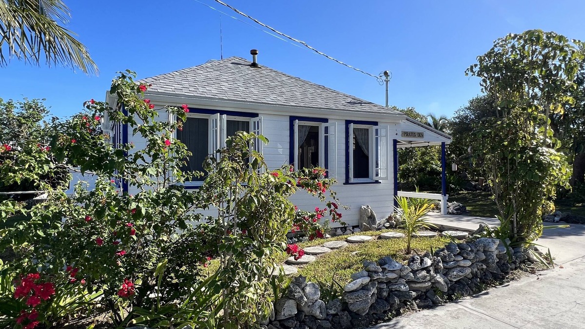 Man O War Cay House | Pirates Den - generator, cable TV and WiFi