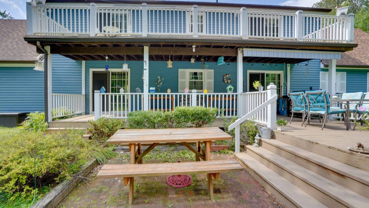 Pittsfield House | Pittsfield Home w/Deck - 12 Mi to Jiminy Peak!