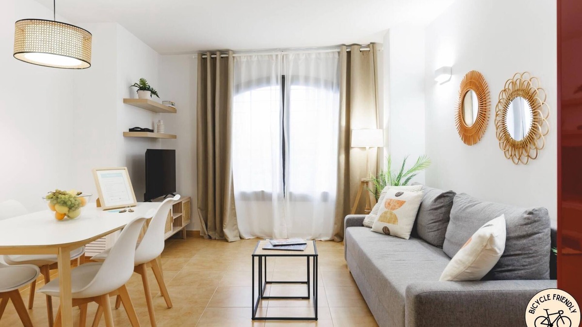 el Mercadal Apartment | Plaça Catalunya Terrace - Holiday Apartment Girona | Bravissimo