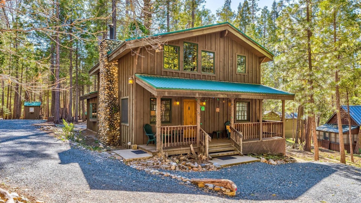 North Wawona House | Place to Call Home - Cabin INSIDE Yosemite! - Dog Friendly!