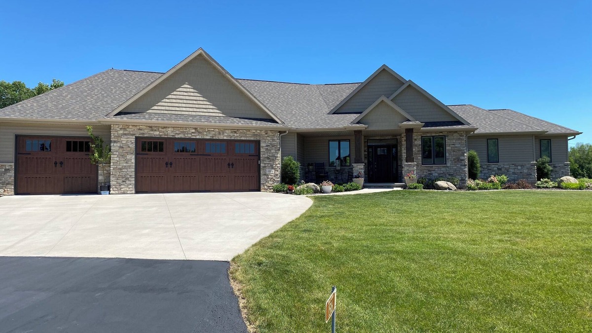 Neenah House | Plan for EAA ! Executive ranch, only 13 miles away