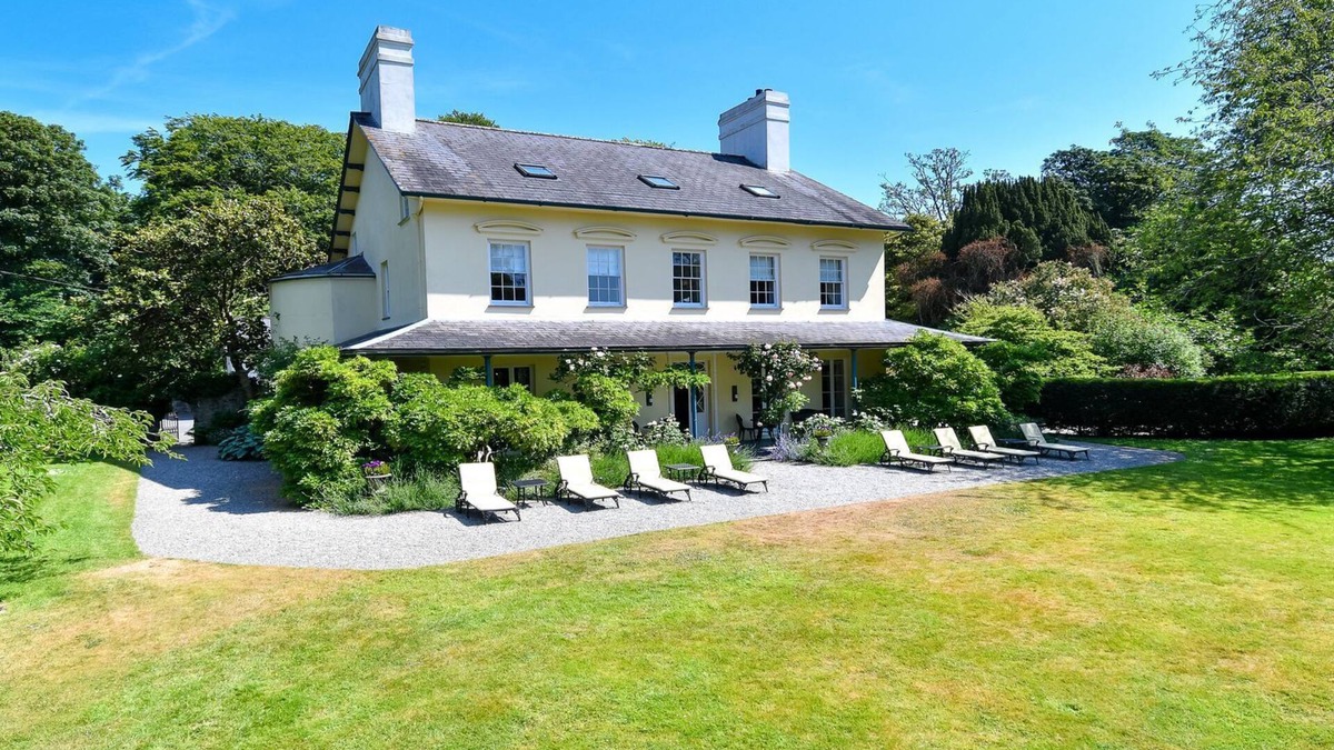 Efailnewydd Cottage | Plas Bodegroes - a dog that sleeps 22 guests in 11 bedrooms