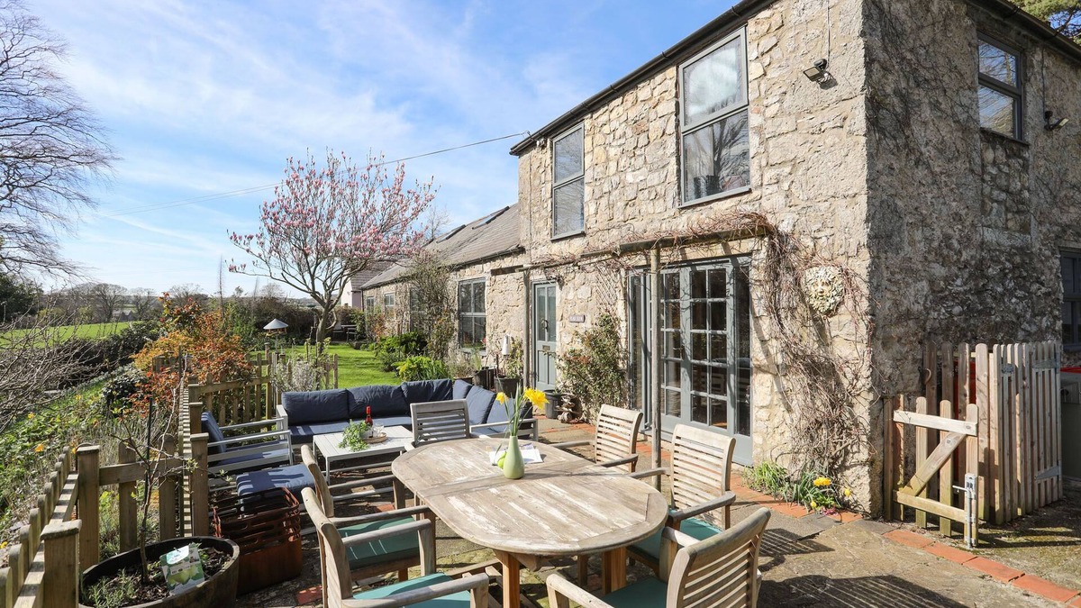 Beaumaris House | PLAS ELYN, pet friendly, luxury holiday cottage in Beaumaris