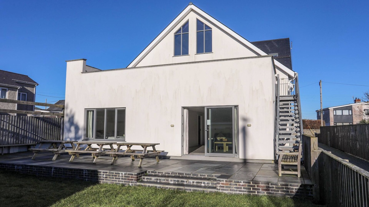 Rhosneigr Cottage | PLAS GWYLAN, pet friendly, country holiday cottage in Rhosneigr