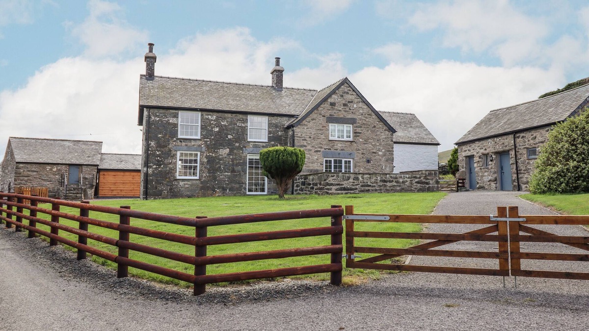 Rhydlydan Cottage | PLAS IOLYN, family friendly, with hot tub in Betws-Y-Coed