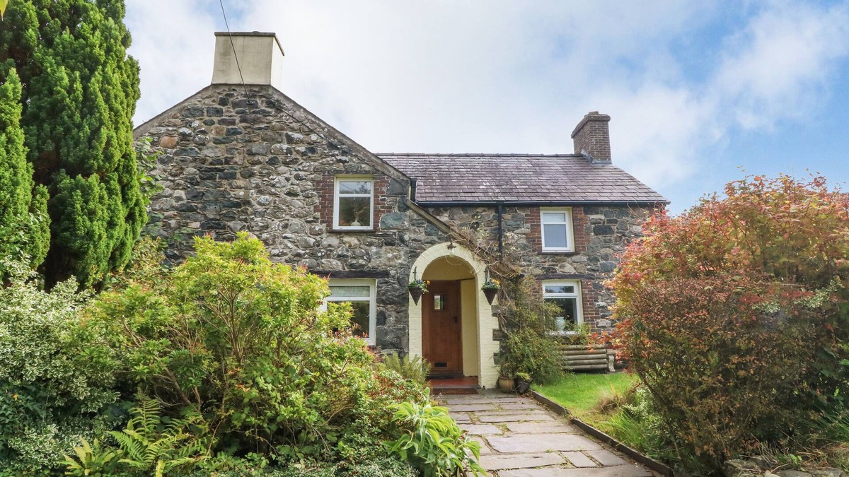 Llandwrog House | PLAS MAWR, family friendly, character holiday cottage in Groeslon