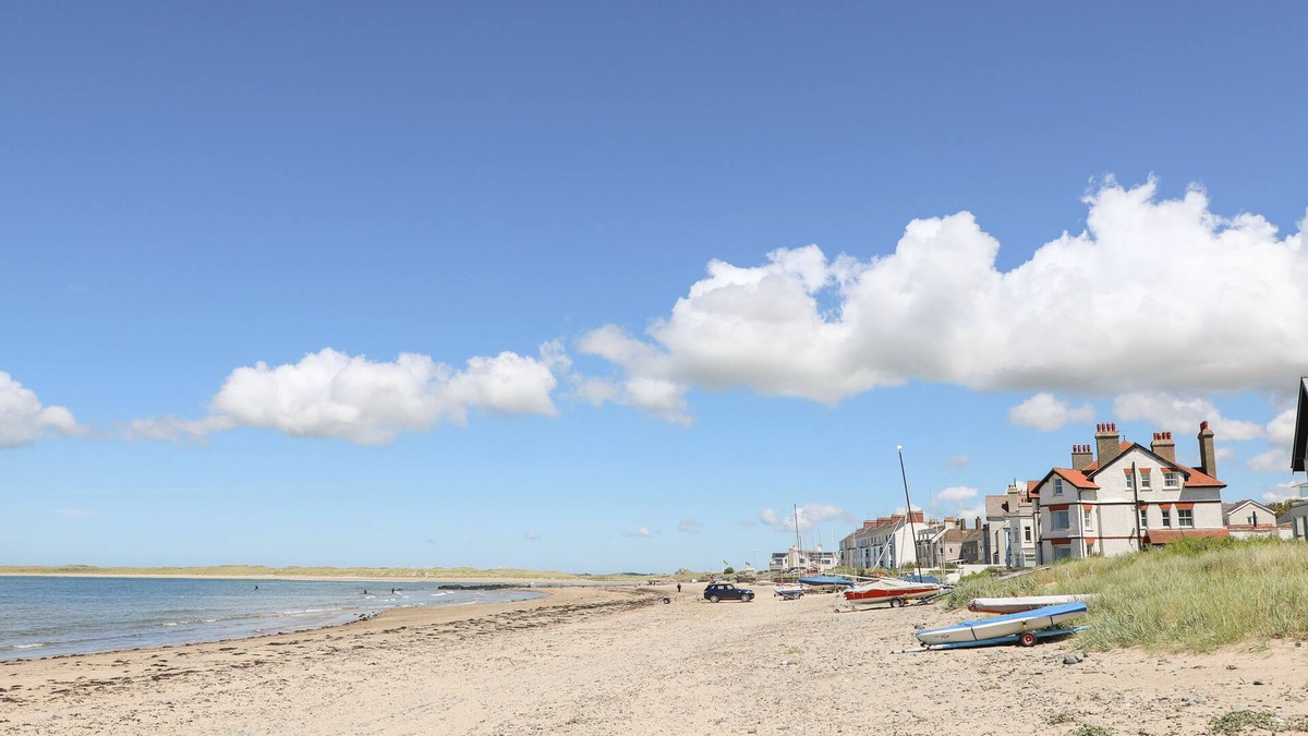 Llanfaelog House | Plas Newydd