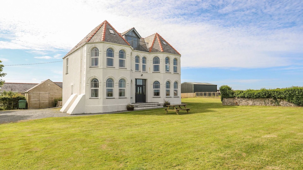Llanfaelog Cottage | PLAS NEWYDD, pet friendly, with a garden in Rhosneigr