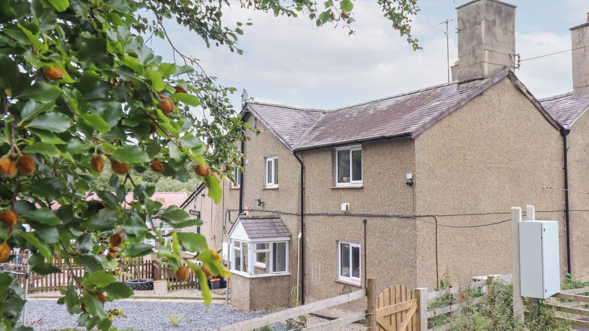 Corwen Cottage | PLAS YN BONWM, pet friendly, character holiday cottage in Corwen