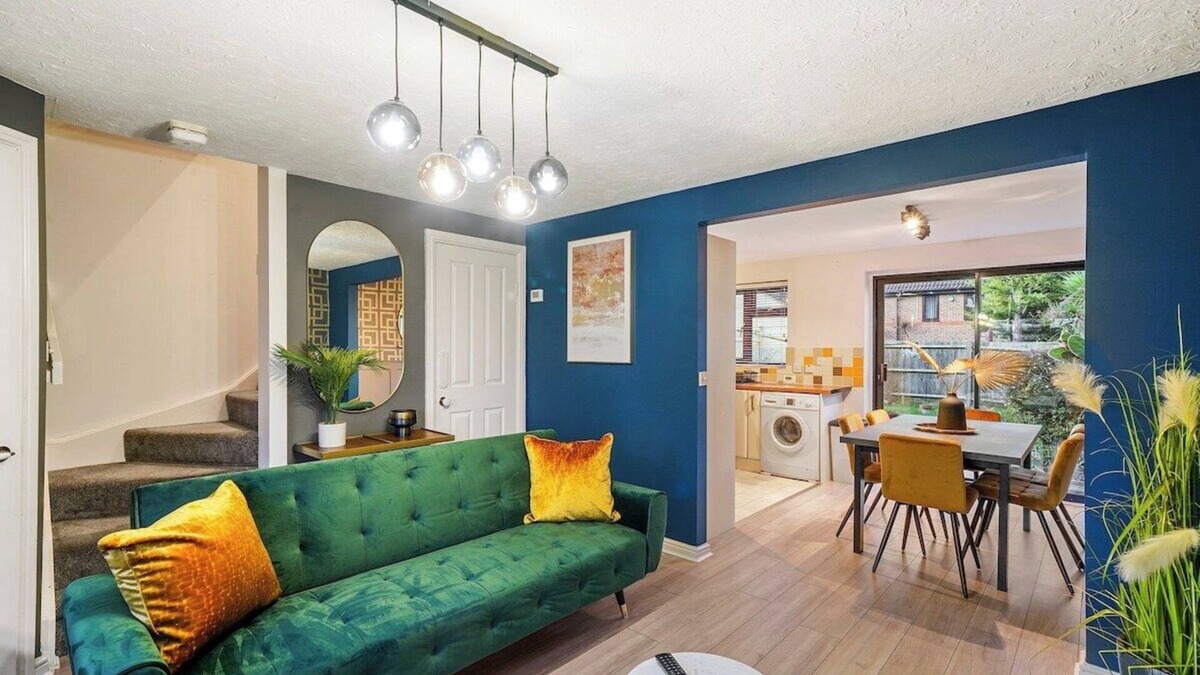 Stone House | Platinum Hayes - Stylish 3 Bed House in Greenhithe