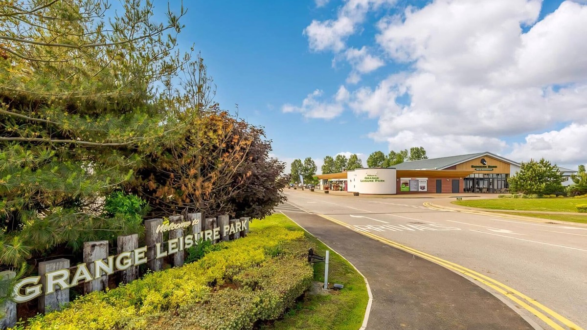 Mablethorpe Ski Chalet | Platinum Lakeview Lodge Sleeps 6