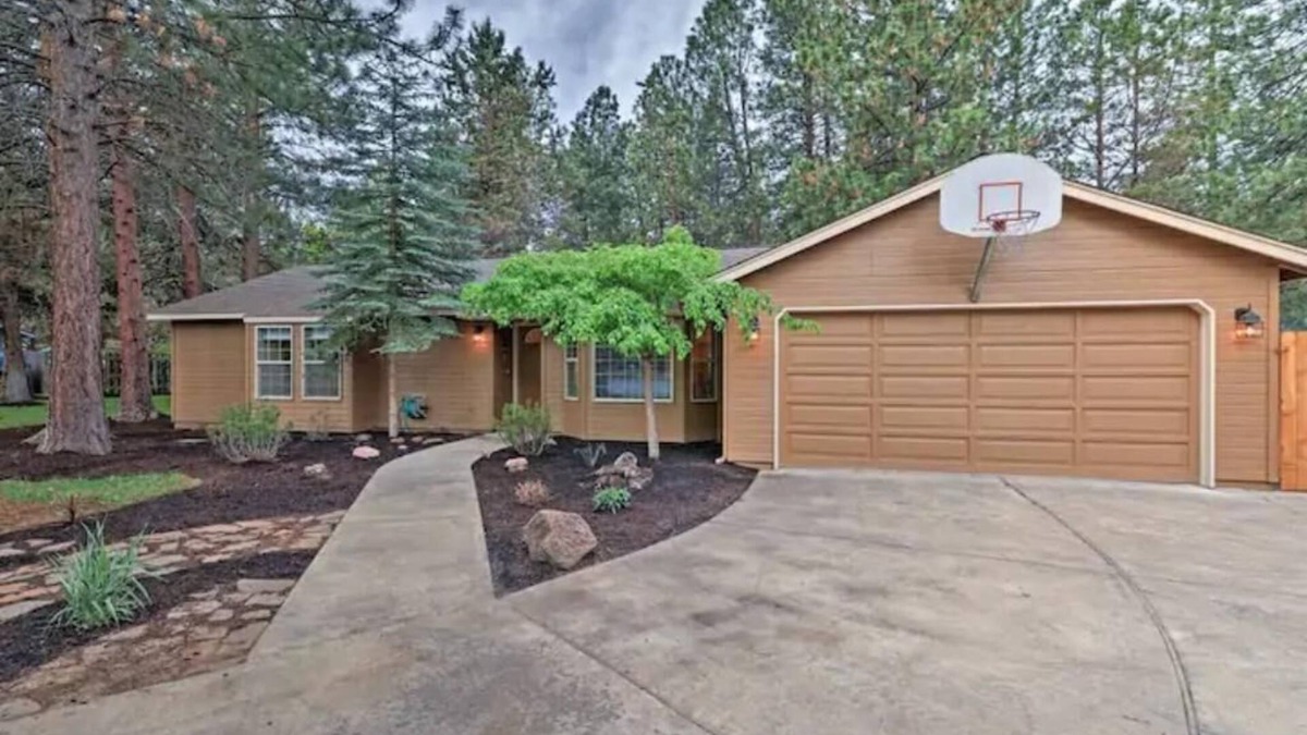 Southwest Bend House | Platinum Paradise-Private Hot Tub-Gas Firepit-Located In BEND-30 Min to Bachelor