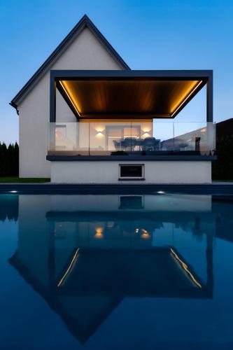 Berghausen House | Platschberg Urban Hideaway - Stilvolles Ferienhaus mit Pool an der Weinstraße