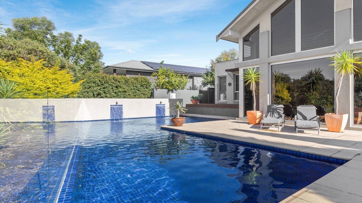 Pokolbin House | PLAY A ROUND - THE VINTAGE HOLIDAY HOUSES
