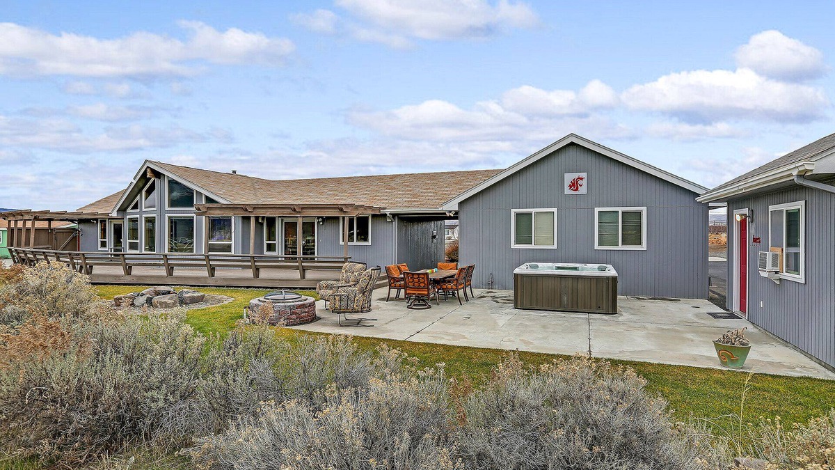 Desert Aire House | Play golf, watch a concert, or just relax by the river