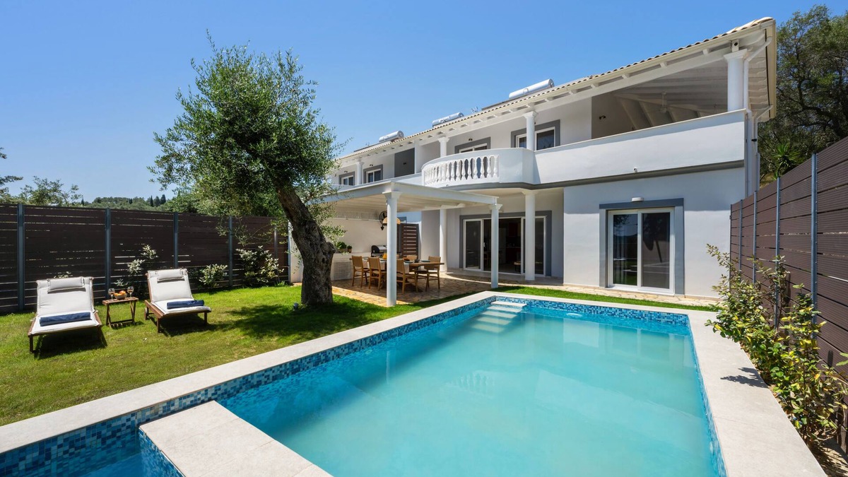 Petriti Villa | Playia Villa I is an Neoclassical villa built on the highest point of Petriti.