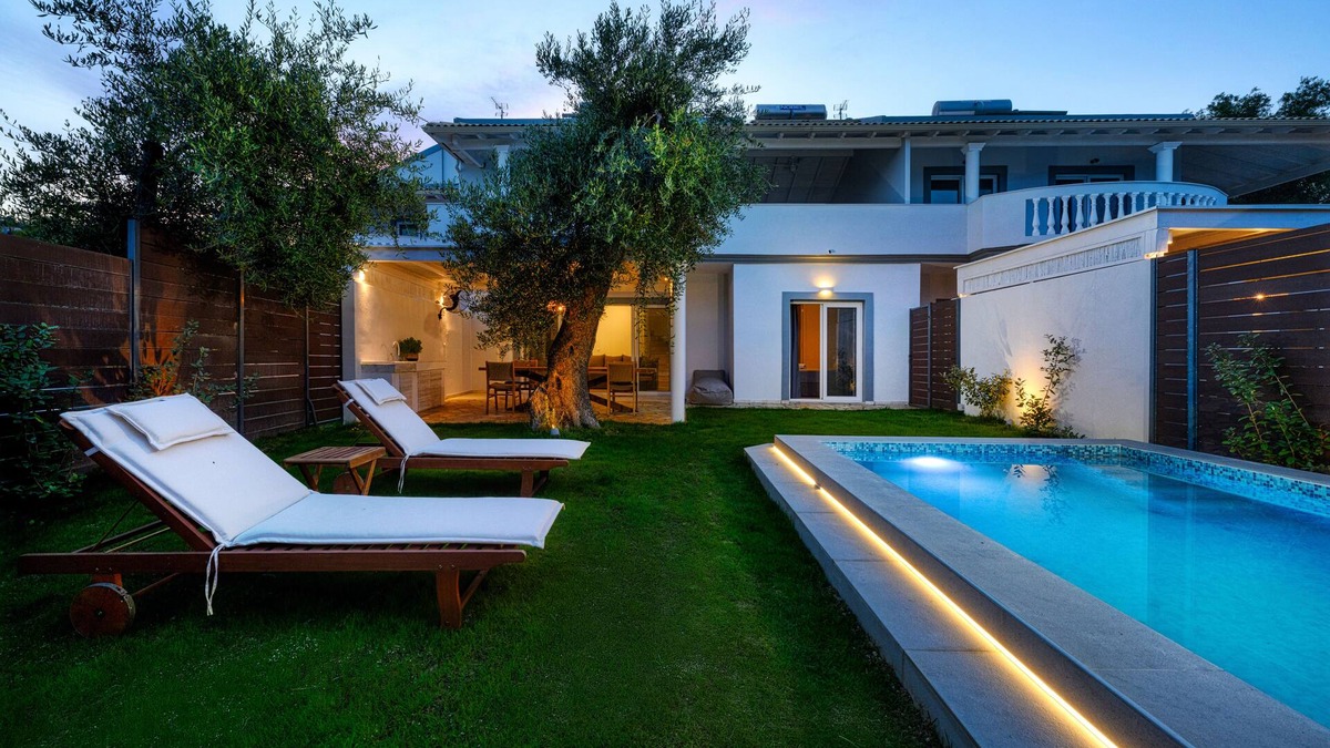 Petriti Villa | Playia Villa II is an Neoclassical villa built on the highest point of Petriti.