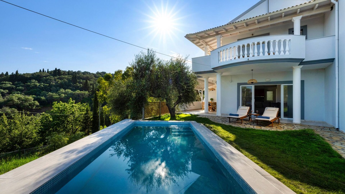 Petriti Villa | Playia Villa II is an Neoclassical villa built on the highest point of Petriti.