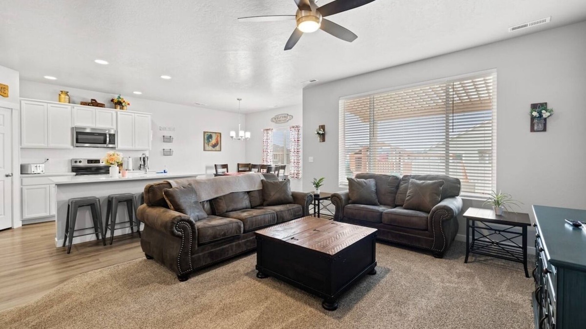 Caldwell House | Playset- Family Friendly- Sleeps 10- BBQ