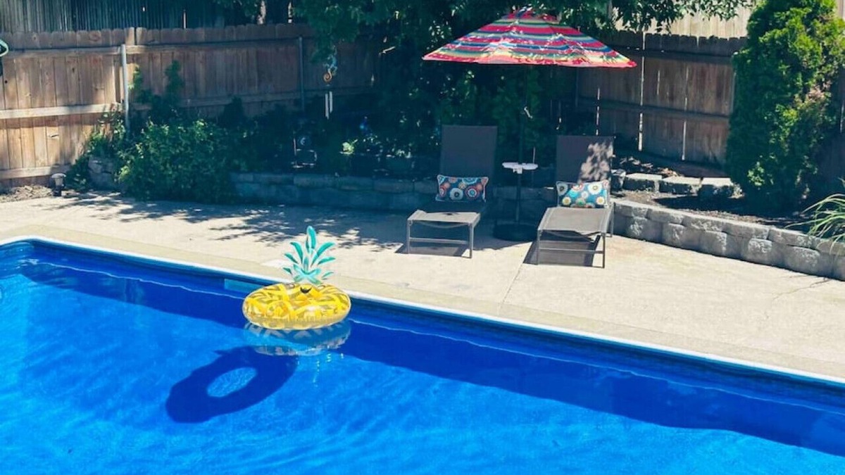 Tri-Cities House | Playtime Paradise! Pool, Video Game Room, Pets OK!