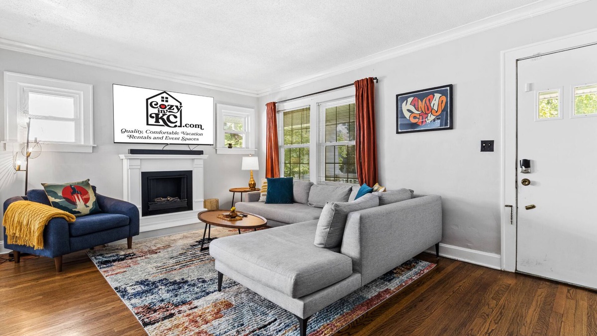 West Plaza House | Plaza Perch -Walk to Plaza & Westport!