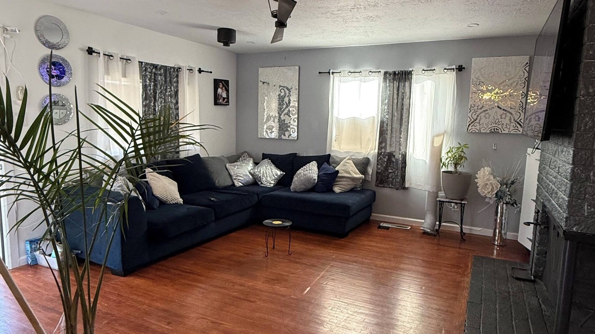 Princess Jeanne House | Pleasant 50s style 2/3 bedroom home with modern touch