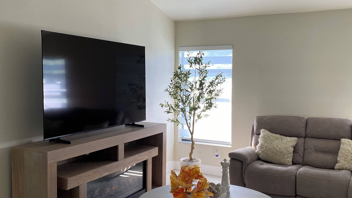 Trafalgar House | Pleasant beautiful and cozy 3-bedrooms 2 bathrooms entire house in Cape Coral.