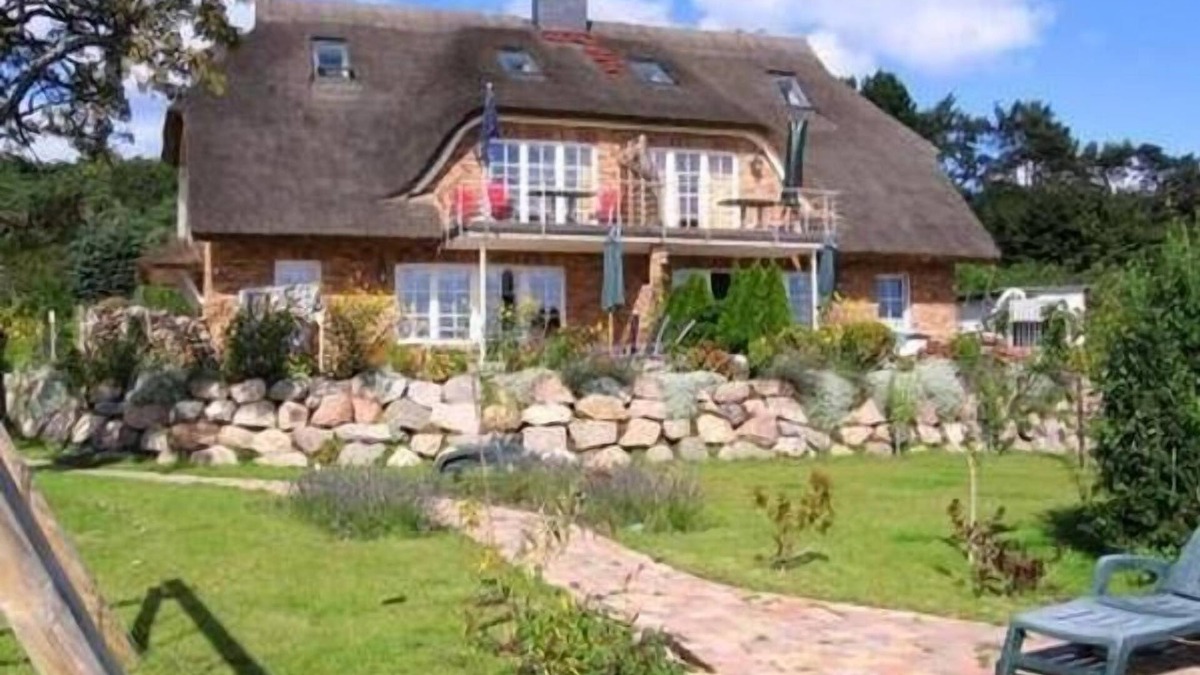 Gross Zicker Apartment | Pleasant Holiday Apartment in Groß Zicker with Private Parking