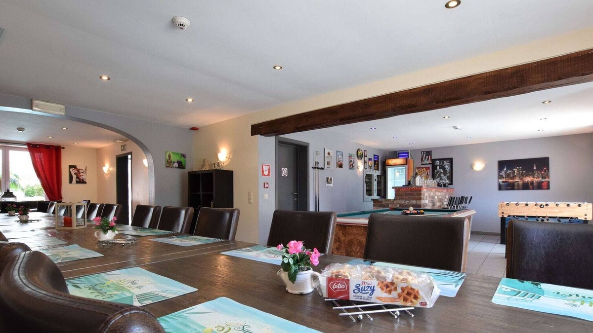 Courtil House | Pleasant Holiday Home with Sauna and Jacuzzi in Courtil
