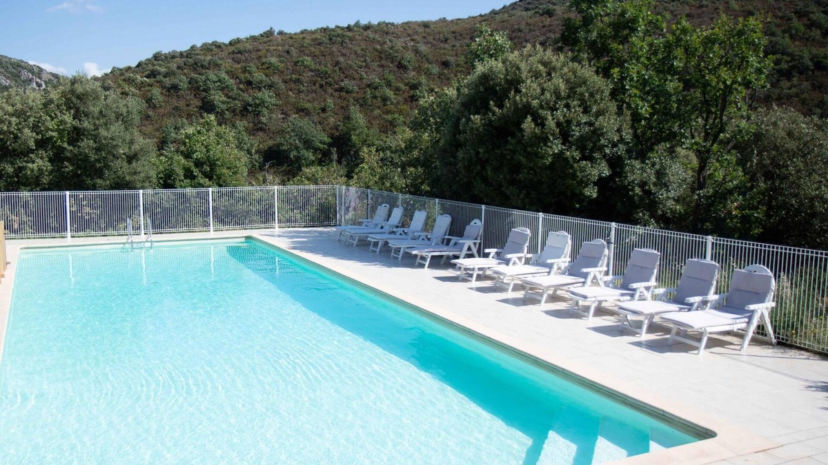 La Liviniere House | Pleasant little house with shared swimming pool
