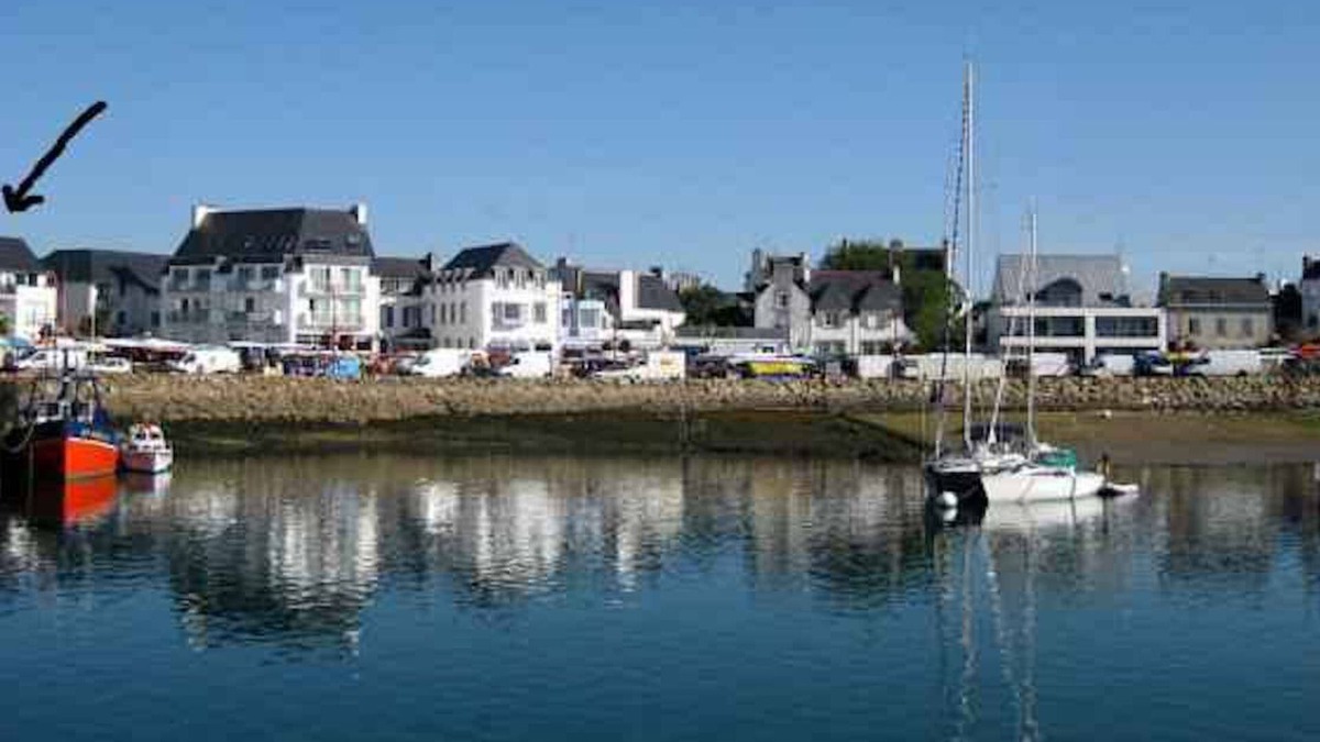 Plobannalec-Lesconil Apartment | Pleasant recent 2-bedroom apartment on the port