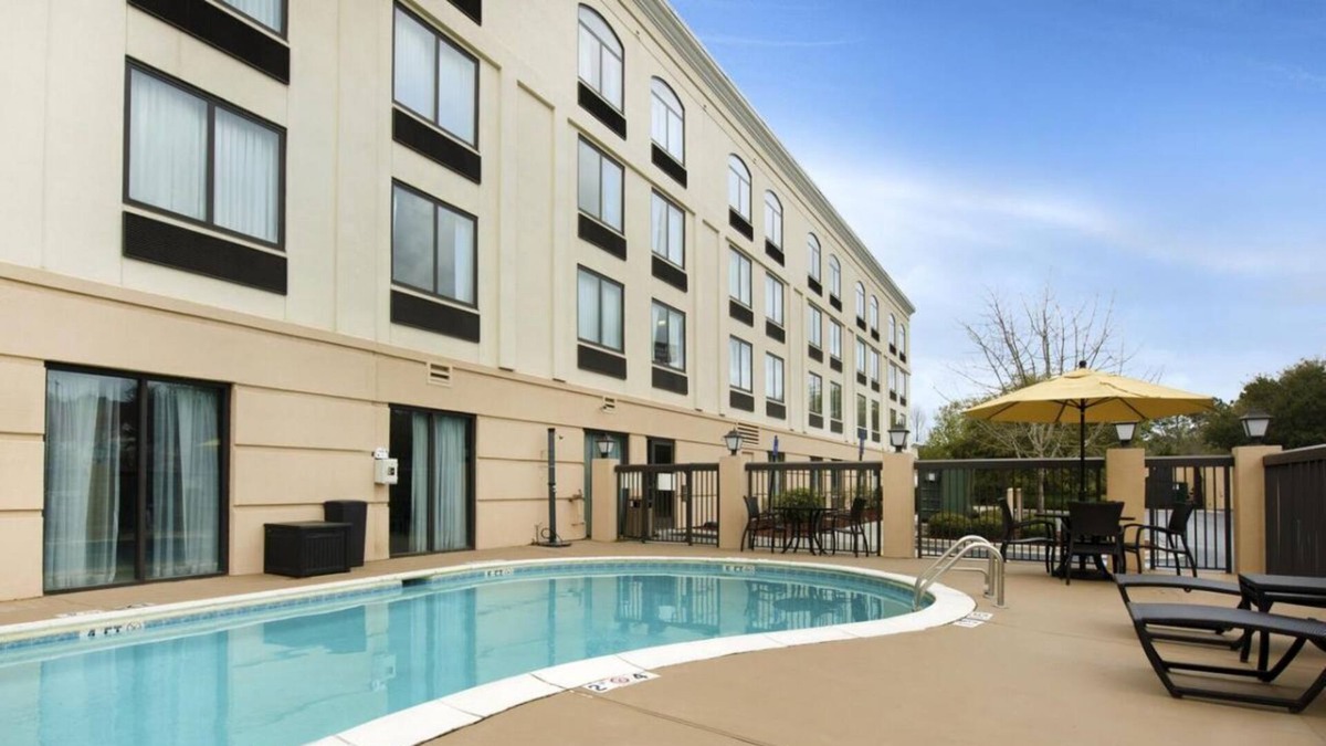 Savannah House | Pleasant Stay, Convenient Location! 4 Convenient Units, Free Parking